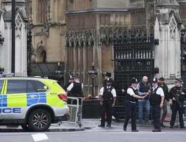 Μάντσεστερ: 45χρονη γλύτωσε τον θάνατο επειδή είχε iphone! (φώτο)